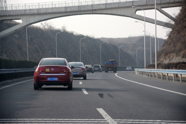 車隊在去嵩山滑雪場的路上