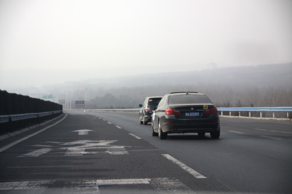 咦，怎么就剩下兩輛車了，其它車呢？