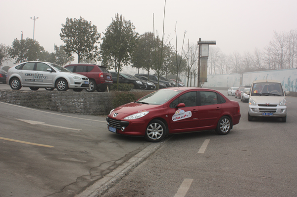 車隊有序的進入停車場安放車輛