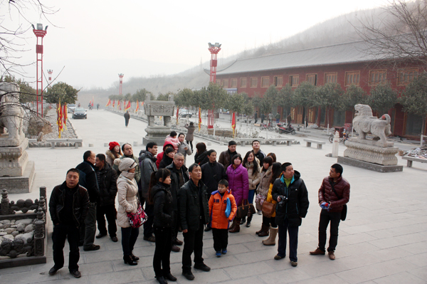 這是個什么情況，怎么都在這兒站著？