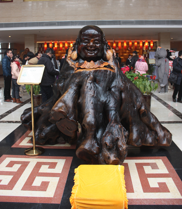 酒店大廳，人多吧