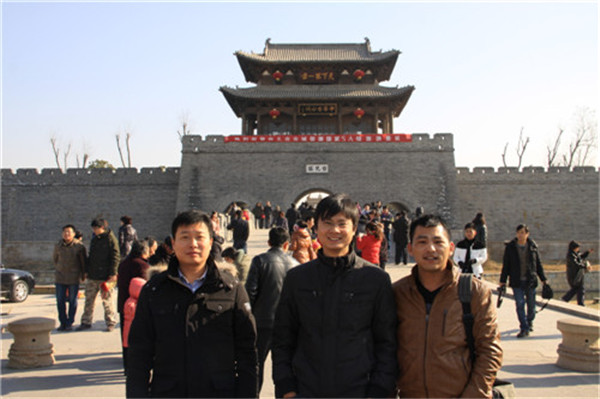 最后一站臺兒莊古城，給我們的工作人員來張特寫。